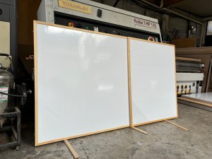 Máquina industrial y pizarras fabricadas en el taller de pizarras visual en ecuador